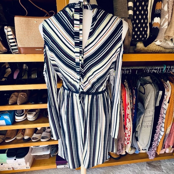 ⭐BOGO FREE⭐"NWT Boutique "LOVE" Brand Striped Cold-Shoulder Bell Sleeve Dress M - Picture 5 of 15